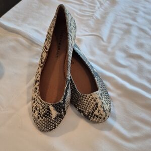 Bandolino Women's Black and Cream Snakeskin Flats